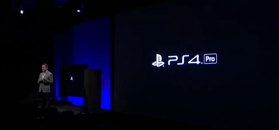 Andrew House (CEO af Sony Interactive Entertainment) præsenterer PS4 Pro på scenen i New York.